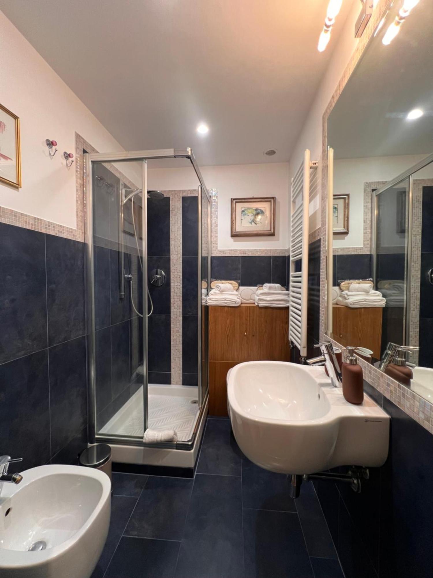 A Casa Di Lu, Al Colosseo - Guest House Рим Экстерьер фото
